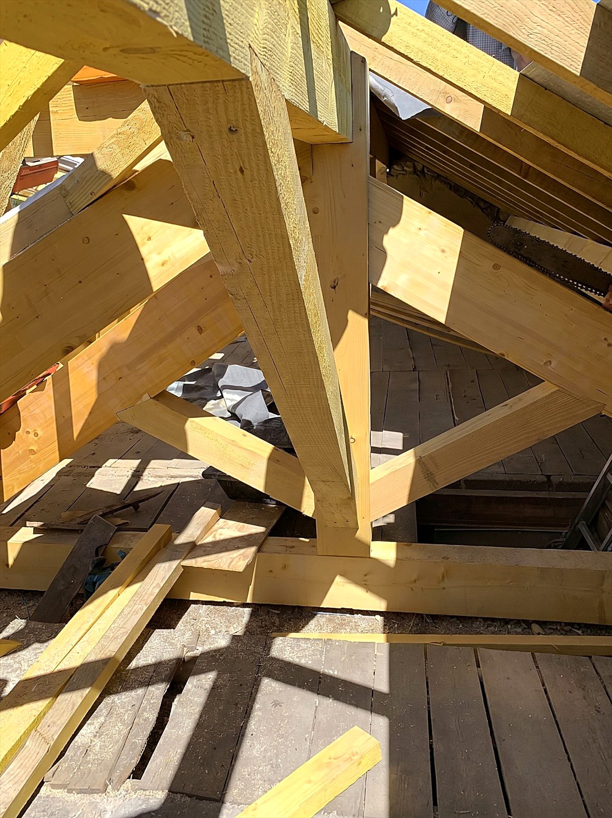 Assemblage d&rsquo;une ferme en bois massif : poin&ccedil;on, jambes de force et entraits assembl&eacute;s &agrave; la main