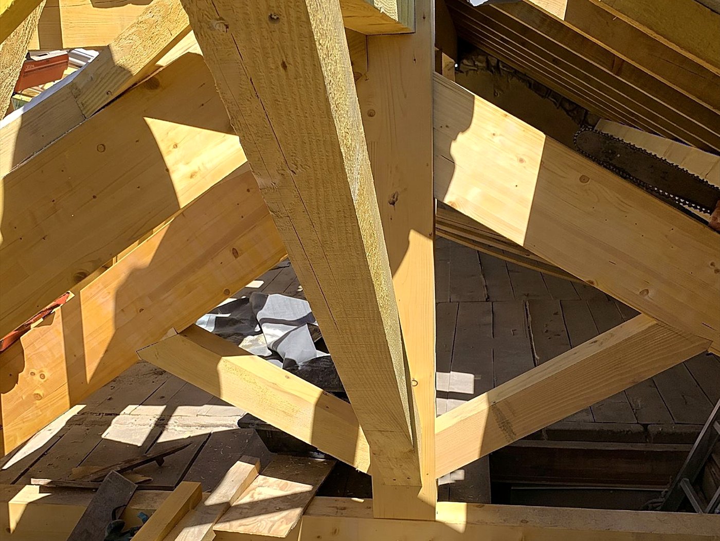 Assemblage d&rsquo;une ferme en bois massif : poin&ccedil;on, jambes de force et entraits assembl&eacute;s &agrave; la main