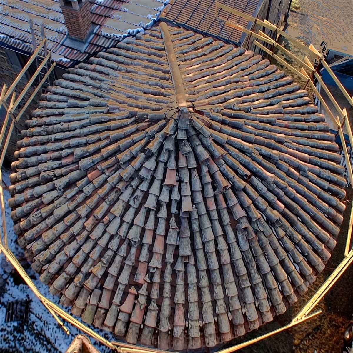 Toiture conique du château avant travaux, ancienne couverture en tuile canal dégradée