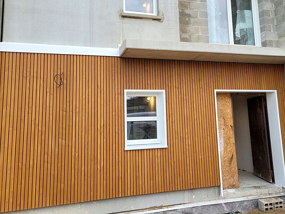 Bardage bois vertical sur une extension de maison
