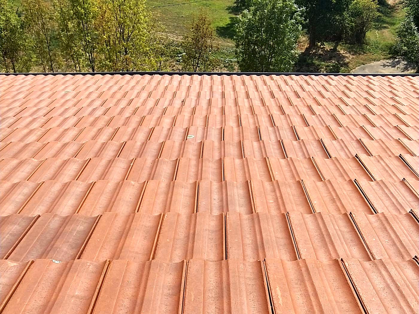 Toiture neuve en tuiles terre cuite à emboîtement, vue rapprochée du rampant