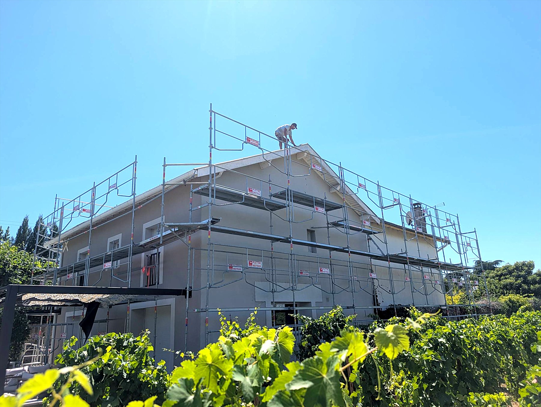 Réfection complète d’une toiture, maison de maître échafaudée