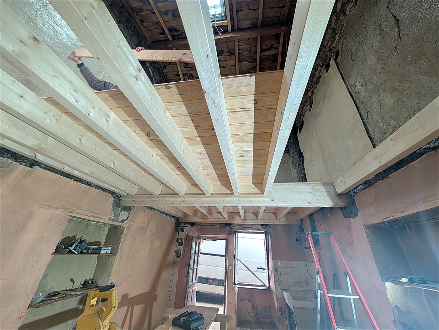 Plancher en bois massif posé sur solivage neuf