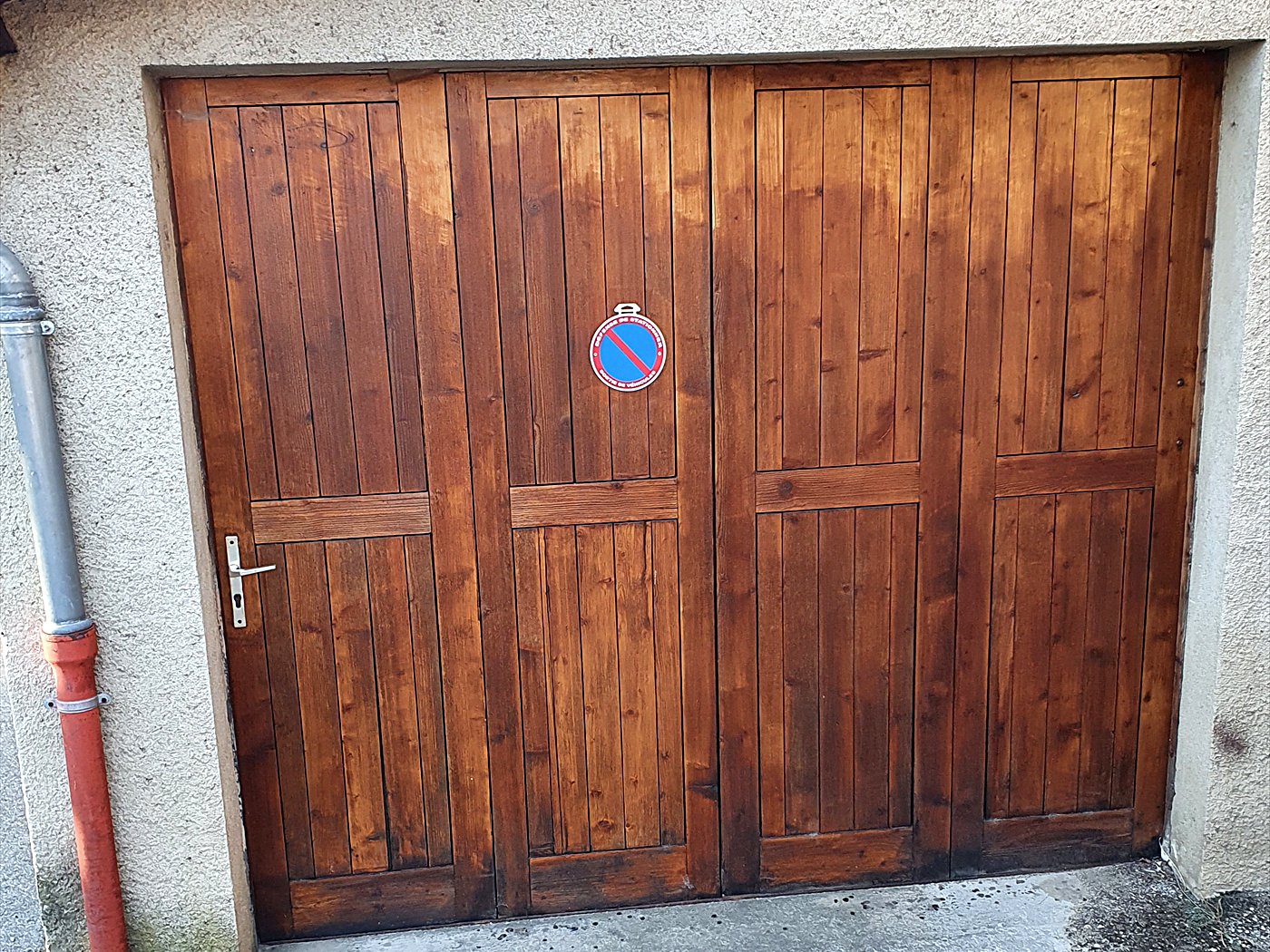 Porte de garage en bois massif neuve, deux vantaux &agrave; panneaux, fabriqu&eacute;e sur mesure &agrave; l&rsquo;atelier